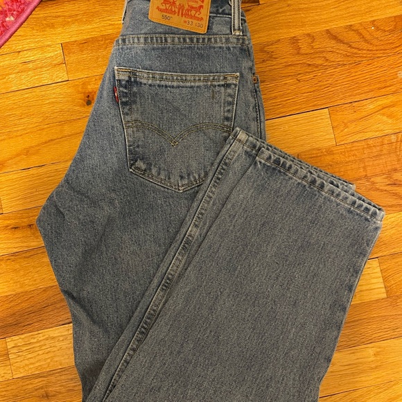 LEVIs mens jeans 33x30 had them tailored to fit smaller like a 4/6 - Picture 3 of 4